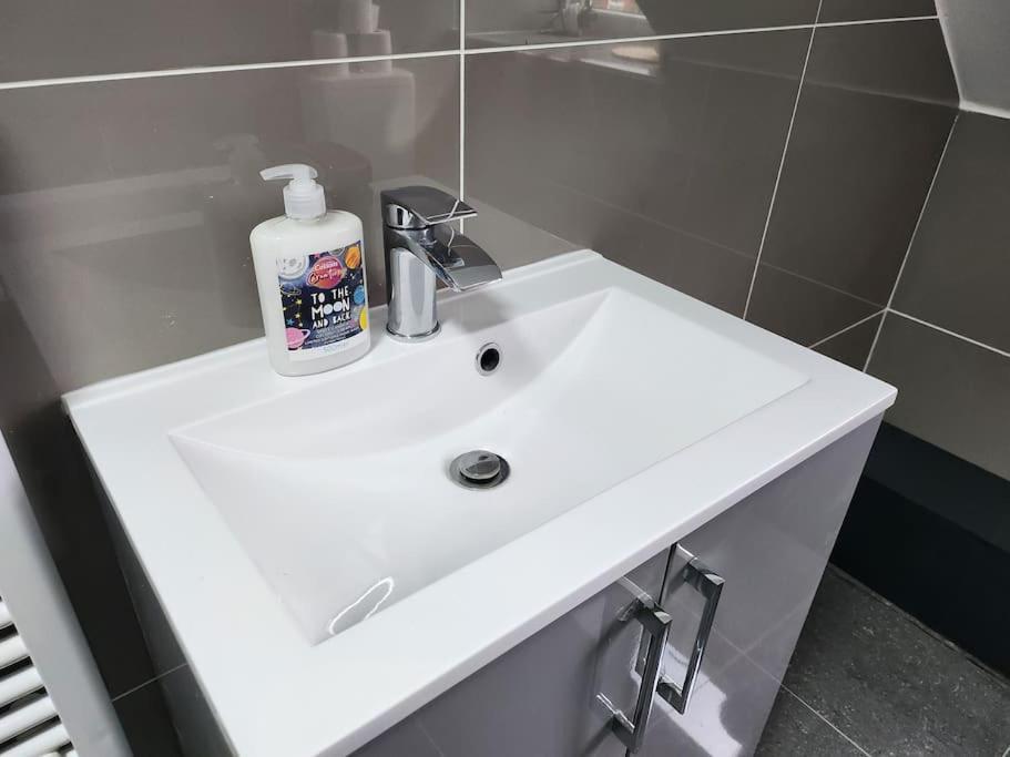 Supervalue Suite 3 - Fast Wifi, Hotel Linen, Keyless Entry, City Only 10 Mins - By Property Promise Cardiff Eksteriør billede